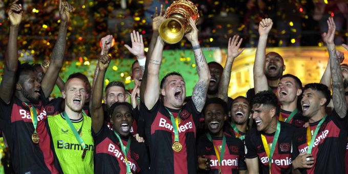 Granit Xhaka feiert mit Leverkusen den Gewinn des DFB-Pokals. Granit Xhaka