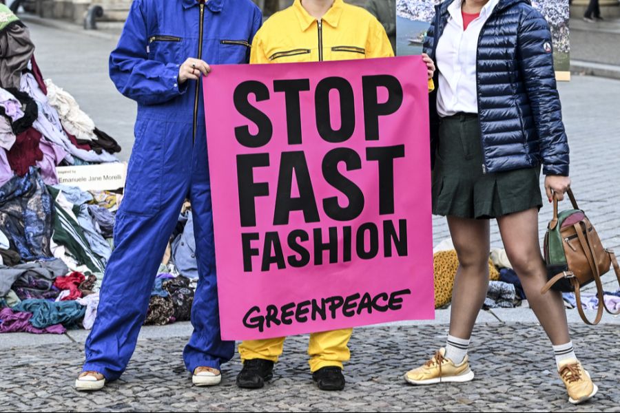 Greenpeace fordert ein Anti-Fast-Fashion-Gesetz, das Verbraucher, Beschäftigte und die Umwelt effektiv schützt. (Symbolbild)