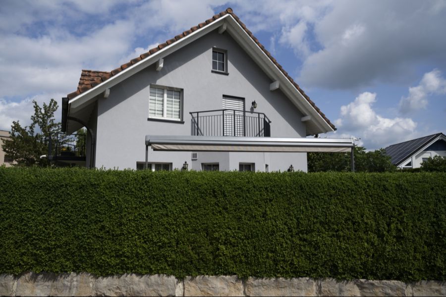 Wird der Eigenmietwert abgeschafft, profitiert, wer in einem eigenen Haus oder in einer eigenen Wohnung lebt.