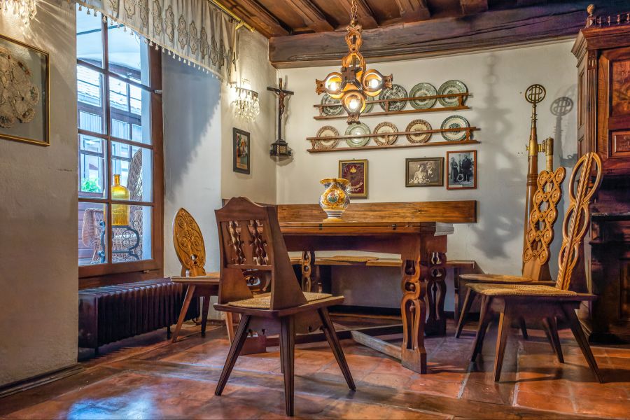 Wohnraum Holz Parkett Schnitzarbeiten
