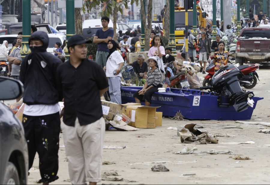 Die Behörden sprechen von 1,4 Millionen betroffenen Haushalten und 3,8 Millionen Menschen, die durch die Fluten in Mitleidenschaft gezogen wurden.