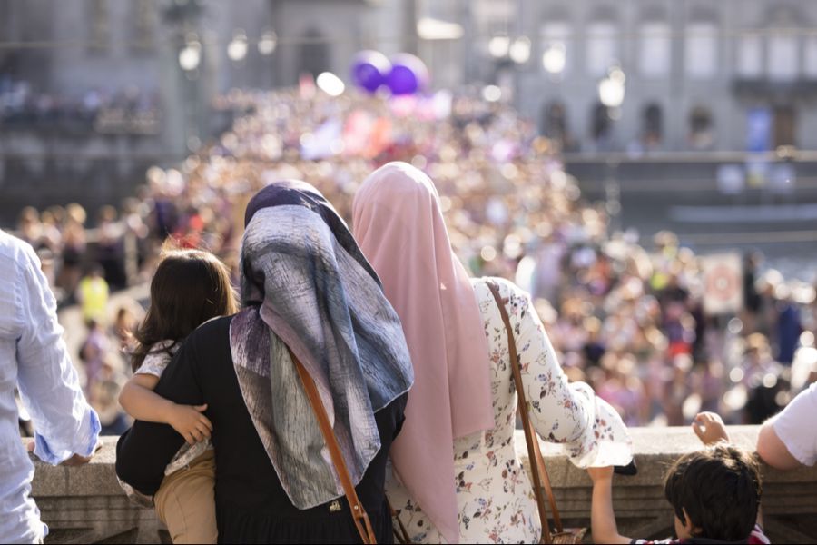 Das Thema spaltet bekanntlich die Gemüter – die aktuellen Motionen dazu sogar innerhalb der Linken. Abgebildet: Muslimas schauen beim Frauenstreik in Zürich zu.