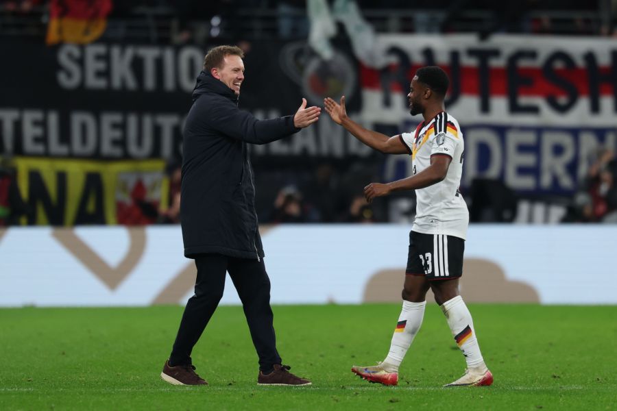 Trainer Julian Nagelsmann (r.) reist mit dem Team nächstes Jahr an die WM.