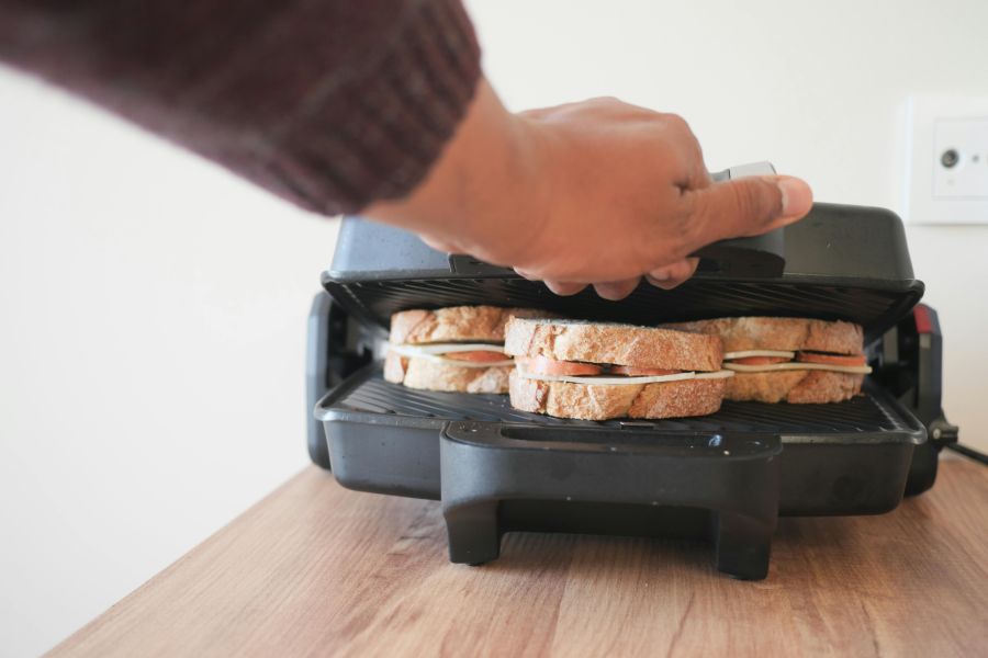 Die wenigen noch angebotenen Backwaren wie Schinkengipfeli wärmt das Personal im Sandwichmaker auf. (Symbolbild)