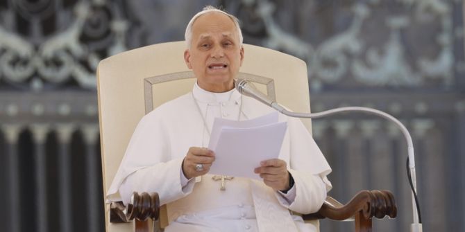 papst leo vor mikrophon