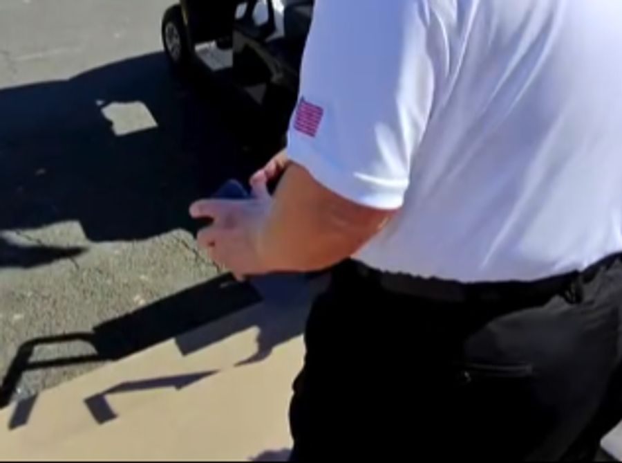 Auf einem Video, der Trump auf dem Golfplatz zeigt, sind zudem auch auf der linken Hand blaue Flecken zu sehen.