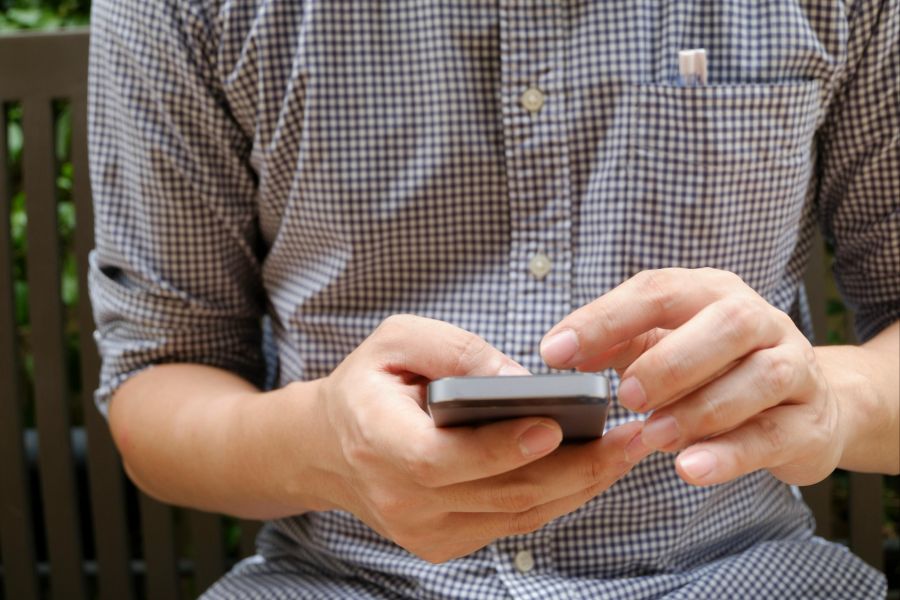 Ein Klick, ein Foto mit dem Handy – und direkt abgeschickt: So sieht das Wunsch­szenario für das zukünftige System aus. (Symbolbild)