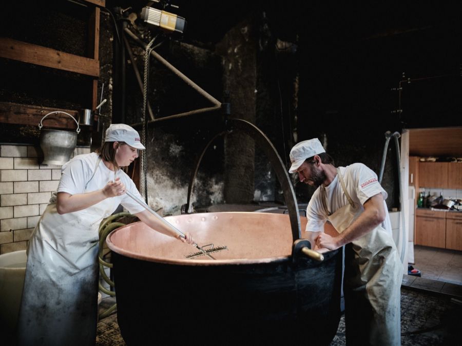 Das Pflichtenheft für die Herstellung von Raclette du Valais AOP muss strikt eingehalten werden.