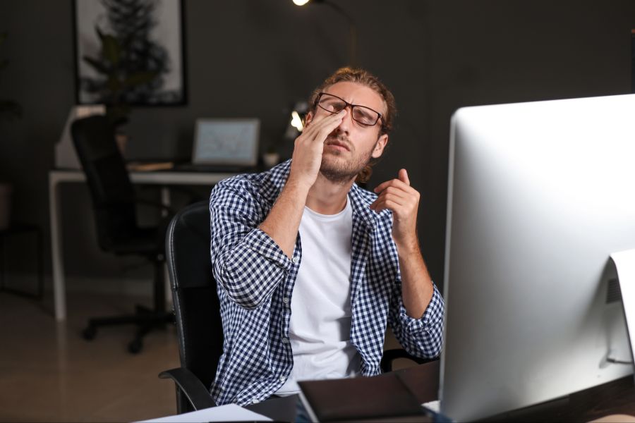 Erschöpfter Mann am Arbeitsplatz
