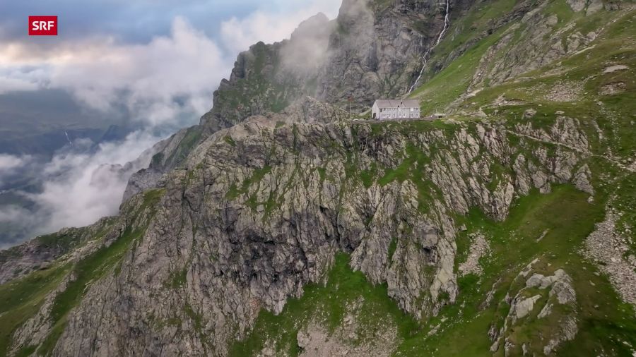 Die Glecksteinhütte thront auf einer grünen Kanzel, hoch über Grindelwald.