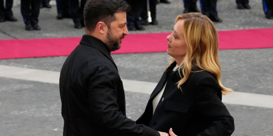 ARCHIV - Wolodymyr Selenskyj, Präsident der Ukraine, wird von Giorgia Meloni, Ministerpräsidentin von Italien, am Chigi-Palast empfangen. Foto: Gregorio Borgia/AP/dpa/Archivbild