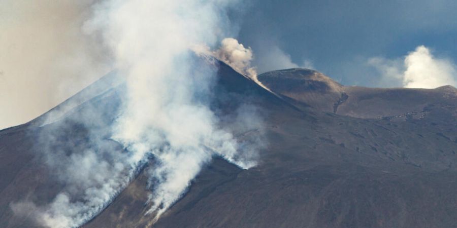 ARCHIV - Rauchschwaden steigen vom Vulkan Ätna auf (Archivbild). Foto: Giuseppe Distefano/AP/dpa