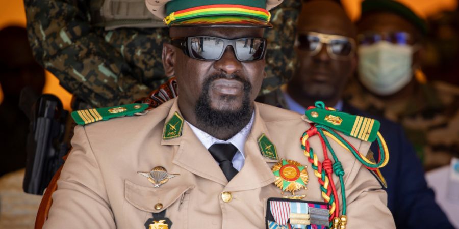 ARCHIV - Guineas Junta-Chef General Mamady Doumbouya überwacht eine Militärparade zum Unabhängigkeitstag. Erstmals soll in Guinea wieder ein ziviler Staatschef gewählt werden - doch...