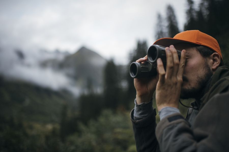 Den entscheidenden Hinweis lieferte ein Jäger am darauffolgenden Tag, als er im Wald Fussspuren und Abdrücke eines Rollkoffers fand. (Symbolbild)