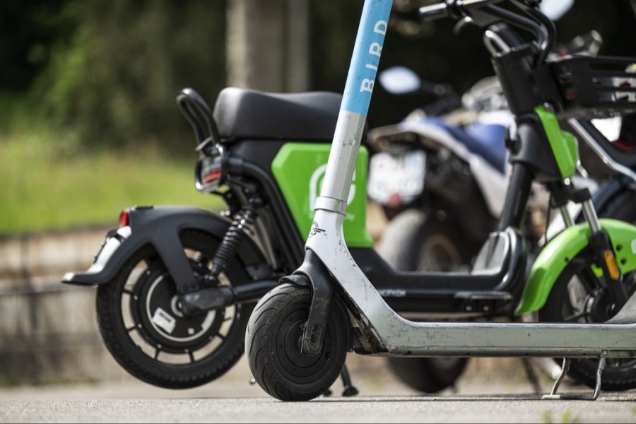 Verwechslungsgefahr: Auch E-Scooter (im Vordergrund) werden vielerorts oft genutzt. (Archivbild)