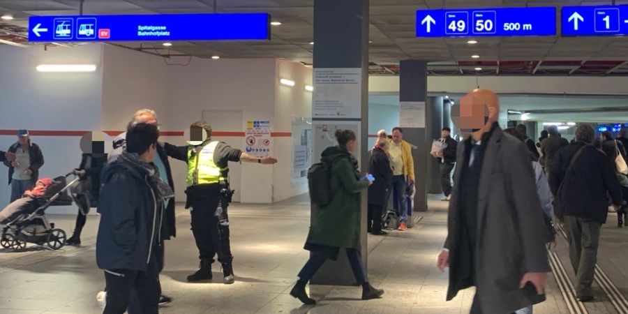 Staunen am Bahnhof Bern: Securitys regeln den Pendler-Verkehr.