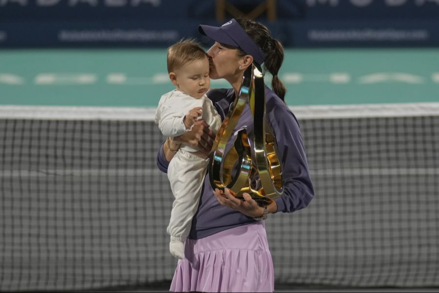 In Abu Dhabi erlebte Töchterchen Bella erstmals einen Turniersieg von Mama Belinda Bencic dabei.
