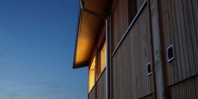 Schulhaus Seeberg Holz Label