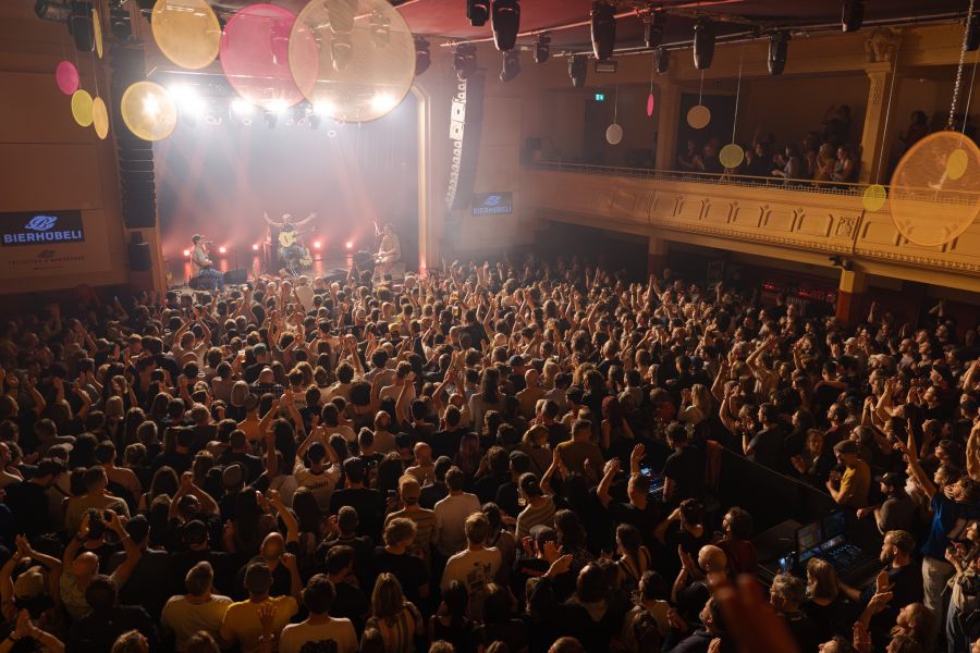Vor einer Party im Berner Bierhübeli musste eine Gruppe Teenies fast anderthalb Stunden anstehen. (Archivbild)