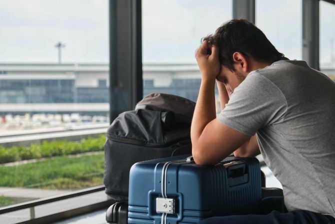 Enttäuschter Reisender mit Gepäck