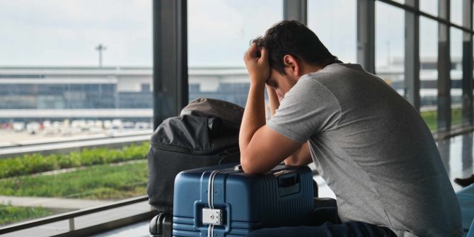 Enttäuschter Reisender mit Gepäck
