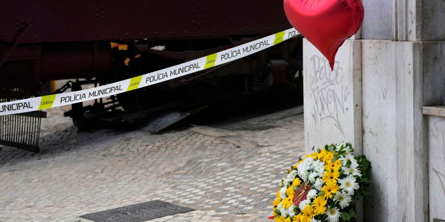Eltern aus Deutschland haben ihren Sohn, den die Polizei schon unter den Todesopfern vermutete, schwer verletzt aber lebend in einem Krankenhaus von Lissabon gefunden.