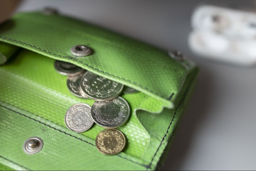 Als Grund dafür, nicht sparen zu können, nennen viele Befragte ihre hohen Fixkosten.