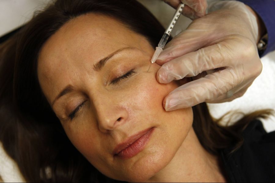 Botox-Behandlungen sind nie risikofrei. Häufig kommt es zu Schmerz, Bluterguss oder Kopfschmerzen. (Symbolbild)