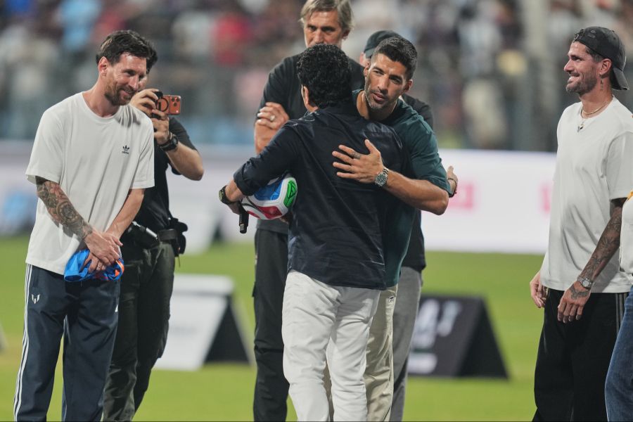 Gemeinsam mit seinen Teamkollegen Luis Suarez und Rodrigo de Paul tourt er durch das Land.