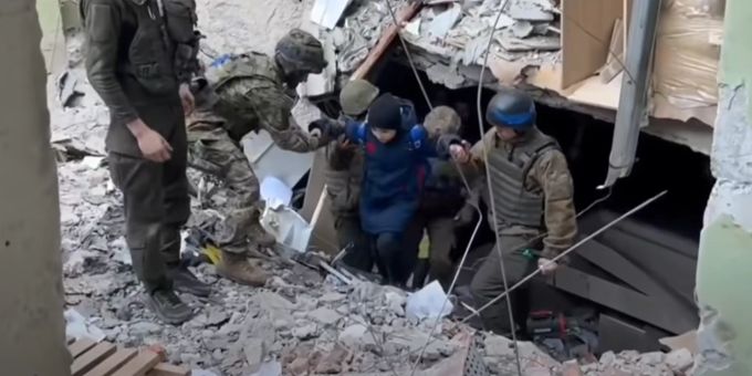 Soldaten helfen einem Kind aus den Trümmern des Asowstahl-Werks in Mariupol. Ukraine Krieg Stahlwerk Mariupol