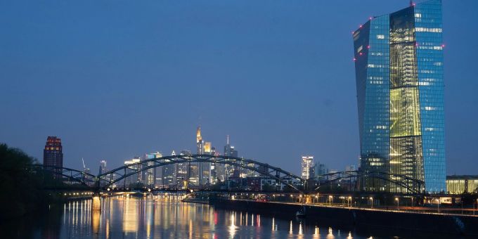 Das Gebäude der Europäischen Zentralbank in Frankfurt/Main. Nach dem jüngsten Zinsentscheid der US-Notenbank gerät die EZB unter Druck. Das Gebäude der Europäischen Zentralbank in Frankfurt/Main. Nach dem jüngsten Zinsentscheid der US-Notenbank gerät die EZB unter Druck.