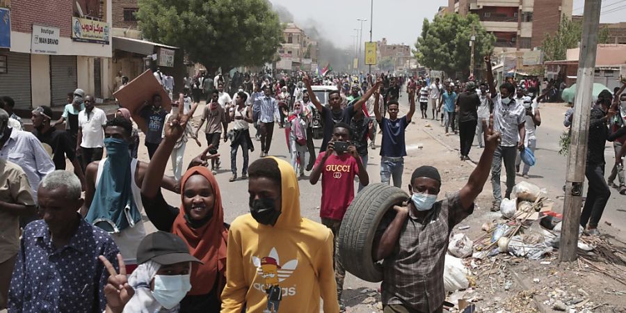 Nach Angaben einer sudanesischen Ärztegruppe wurden sieben Menschen bei Anti-Putsch-Kundgebungen getötet. Foto: Marwan Ali/AP/dpa