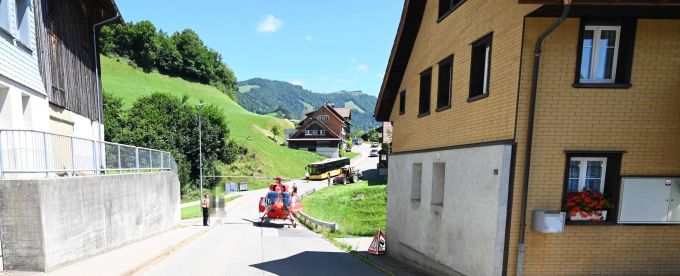 Der Lenker wurde von der Rega ins Spital geflogen. Goldingen SG