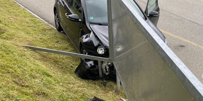 Appenzell Innerrhoden: Lenker fährt in Werbetafel. Appenzell