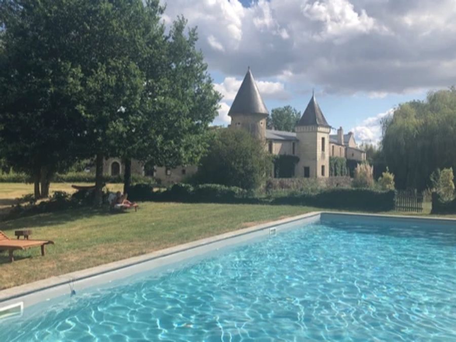 Auch einen Pool hat das «Château de Bournizeaux» seinen Gästen anzubieten.