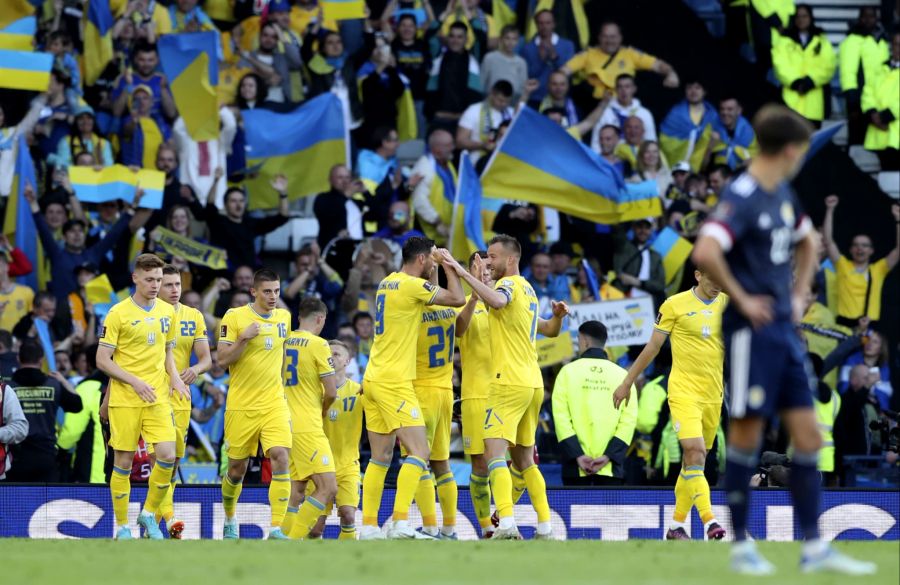 Die ukrainischen Spieler jubeln über den Treffer zum 2:0 gegen Schottland im Playoff-Halbfinal zur WM 2022.