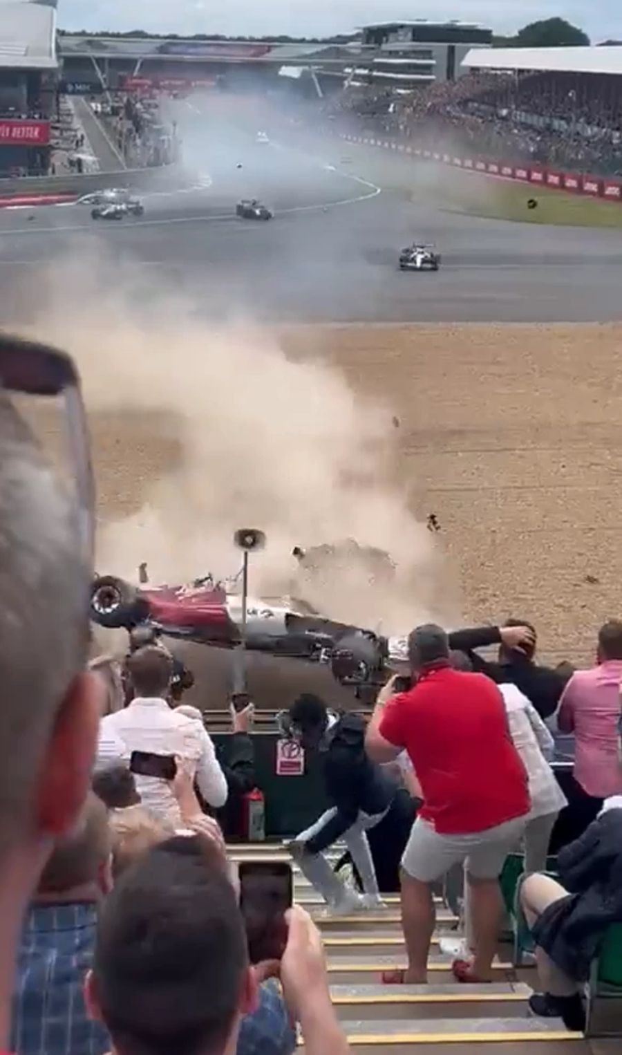 Kurz vor dem Reifenstapel stellt es den Alfa-Romeo-Renner auf – Zhou fliegt gegen den Streckenzaun. Fans verlassen aus Angst ihre Plätze.