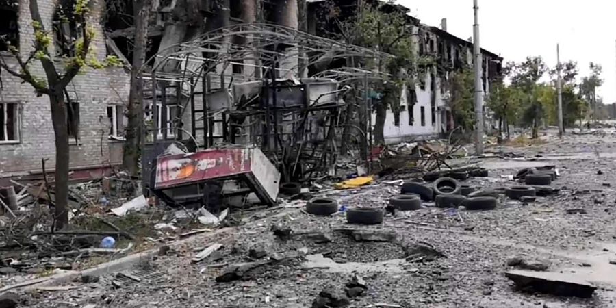 Auf diesem von der Militärverwaltung der Region Luhansk zur Verfügung gestellten Foto sind beschädigte Wohngebäude in Lyssytschansk zu sehen. (-/(Militärverwaltung der Region Luhansk/AP/dpa)