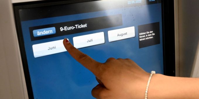 Die Bundesregierung hat Ende März 2022 ein Energie-Entlastungspaket vorgestellt. Darin ist unter anderem ein zeitlich begrenztes 9-Euro-Ticket für den öffentlichen Personennahverkehr vorgesehen. Die Bundesregierung hat Ende März 2022 ein Energie-Entlastungspaket vorgestellt. Darin ist unter anderem ein zeitlich begrenztes 9-Euro-Ticket für den öffentlichen Personennahverkehr vorgesehen.