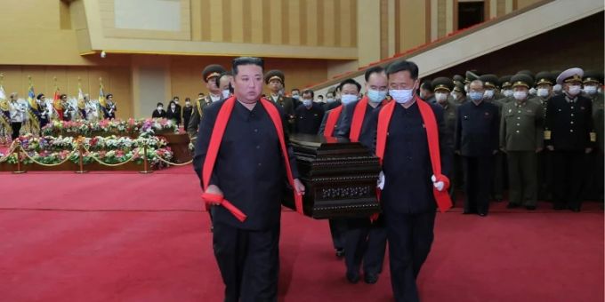 Kim Jong Un (l.) als Sargträger, ohne Maske. Kim Jong Un Sargträger
