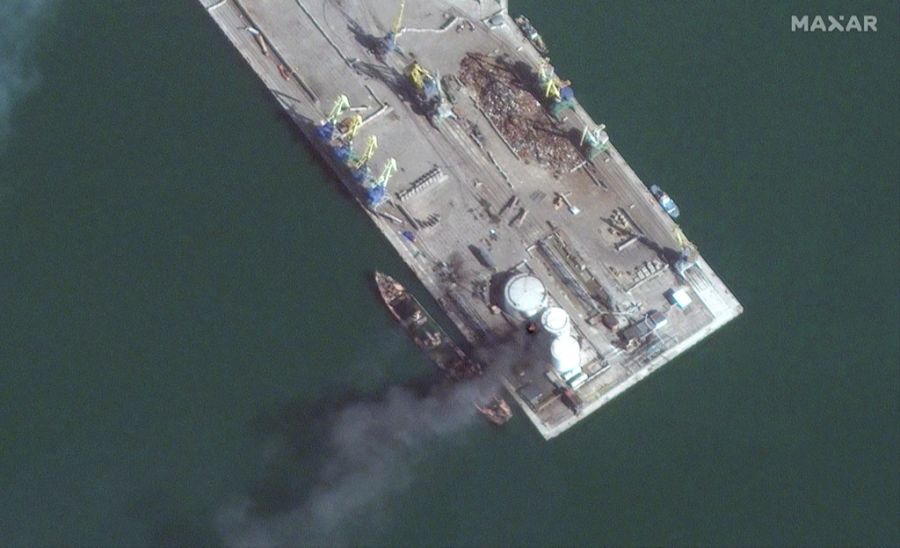Ein Satellitenbild von Maxar Technologies zeigt am 25. März 2022 das in Flammen stehende Schiff «Orsk» im Hafen von Berdjansk.