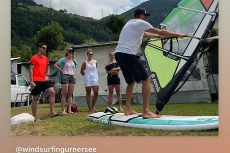 Auch surfen gehört bei Corinne Suter zum Sommer-Programm. (Screenshot Instagram-Story)