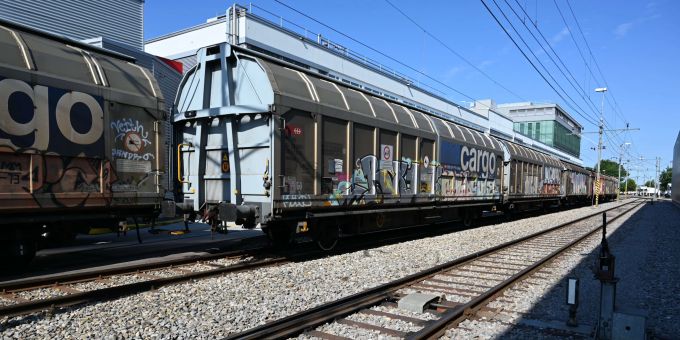 Gossau SG - Bein von Arbeiter zwischen zwei Güterwagen eingeklemmt
