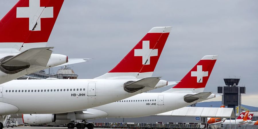 Immer mehr Flugzeuge bleiben auf dem Boden, wenn die Swiss von August bis Oktober hunderte Flüge streicht. (Archivbild)