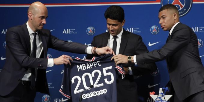 PSG-Präsident und Kylian Mbappé nehmen an einer Pressekonferenz am 23. Mai 2022 in Paris (F) teil. paris saint-germain
