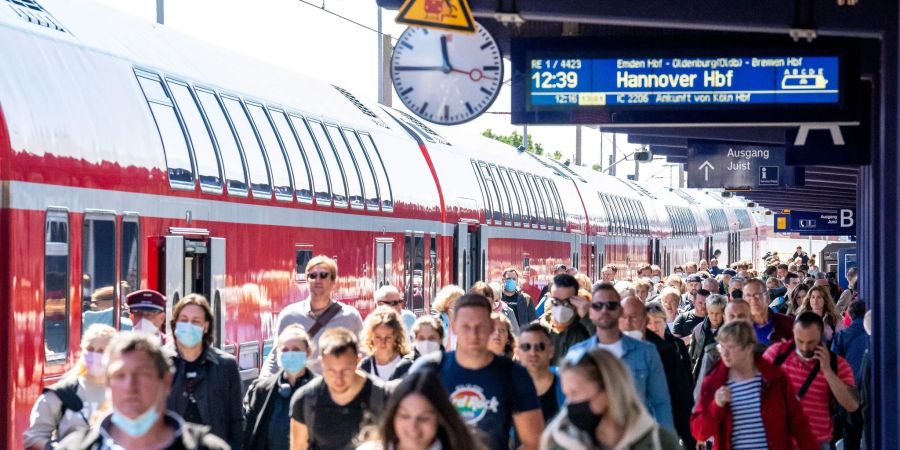 Reisende am Bahnhof Norddeich Mole in Niedersachsen.