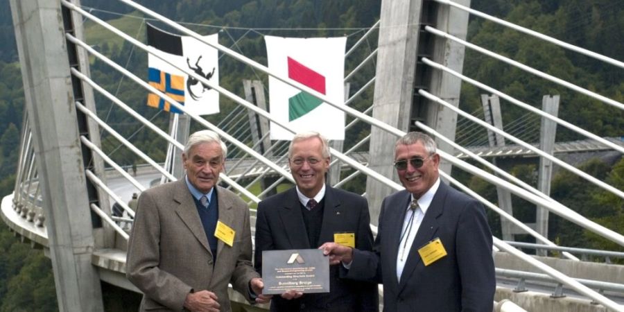 Dialma Jakob Bänziger (rechts) bei einer Feier im Jahr 2001. Der Bauingenieur und Brückenbauer ist am 13. Juli im Alter von 94 Jahren gestorben. (Archivbild)