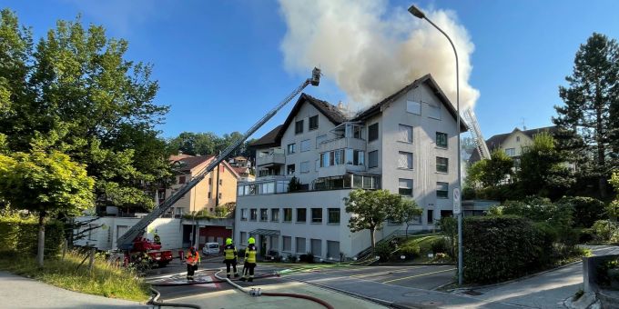 Brand in Herisau während den Löscharbeiten. mehrfamilienhaus feuer