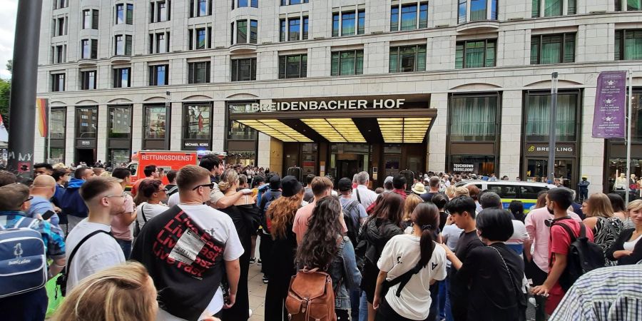 Hunderte Fans belagern das Hotel, in dem Pop-Sängerin Lady Gaga während ihrer Tour übernachtet.