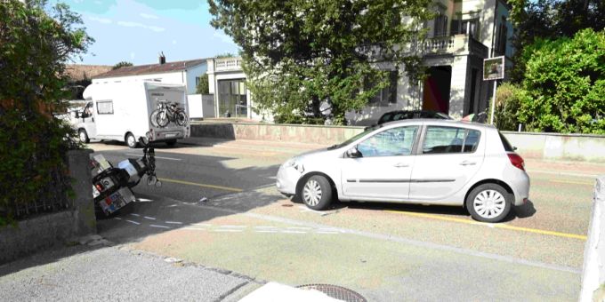 63-jährige Motorradfahrerin kollidiert mit Auto.